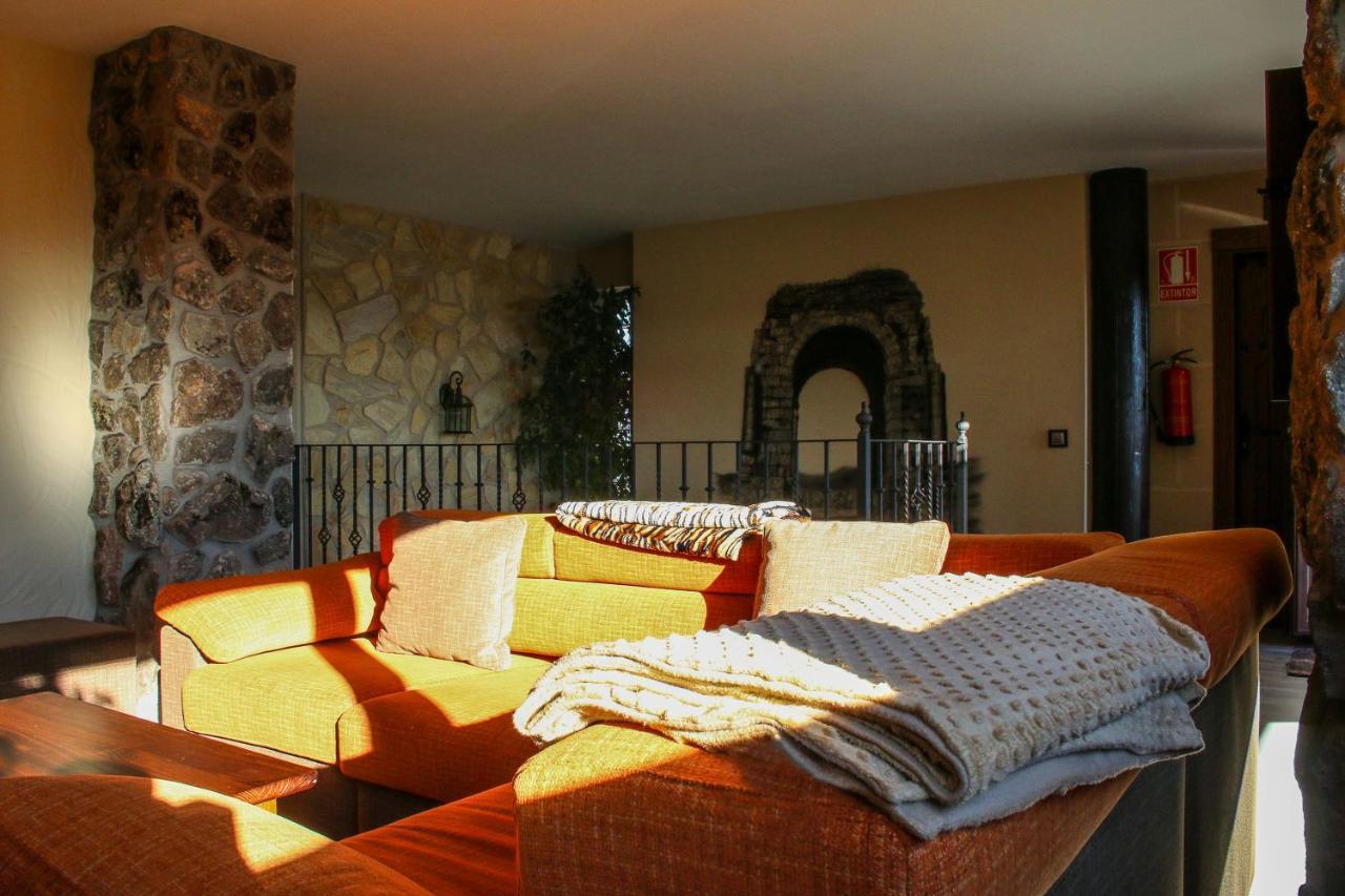 Via Caparra Superior Guest House Oliva de Plasencia ภายนอก รูปภาพ